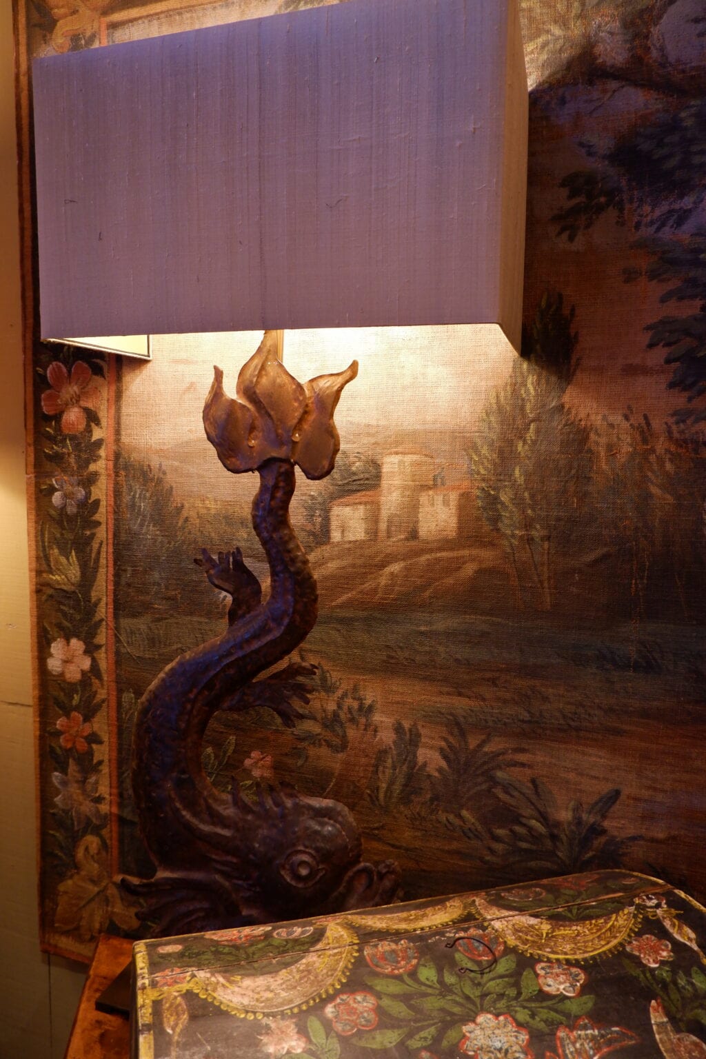 Une paire de grandes lampes "dauphins" en tôle + A/J écrans en soie or. – Image 5
