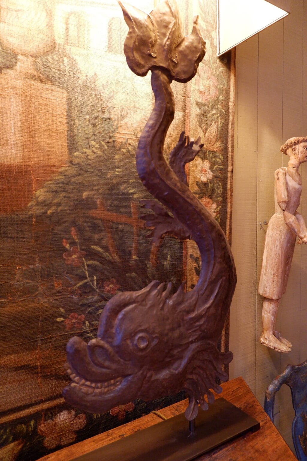 Une paire de grandes lampes "dauphins" en tôle + A/J écrans en soie or. – Image 3