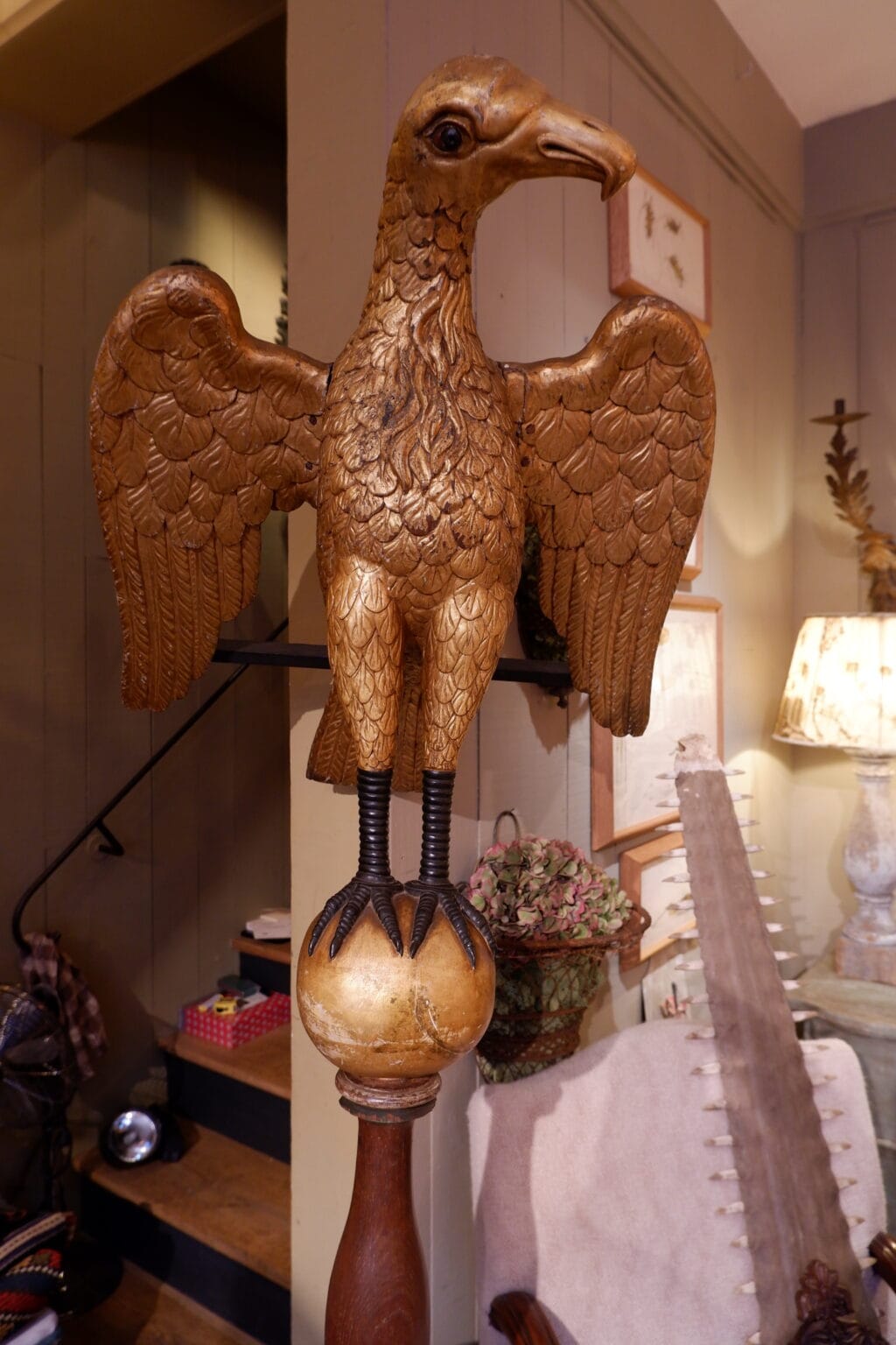 Grand pupitre à l'aigle en chêne sculpté et recouvert de feuille d'or - Allemagne XVIIIe – Image 3