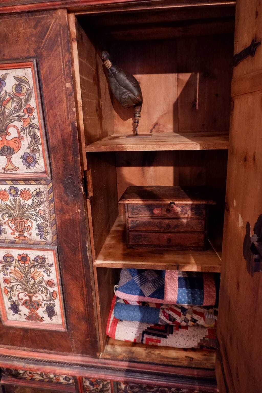 Grande armoire baroque décor polychrome -Italie du Nord- région Alpine ca.1800 – Image 7