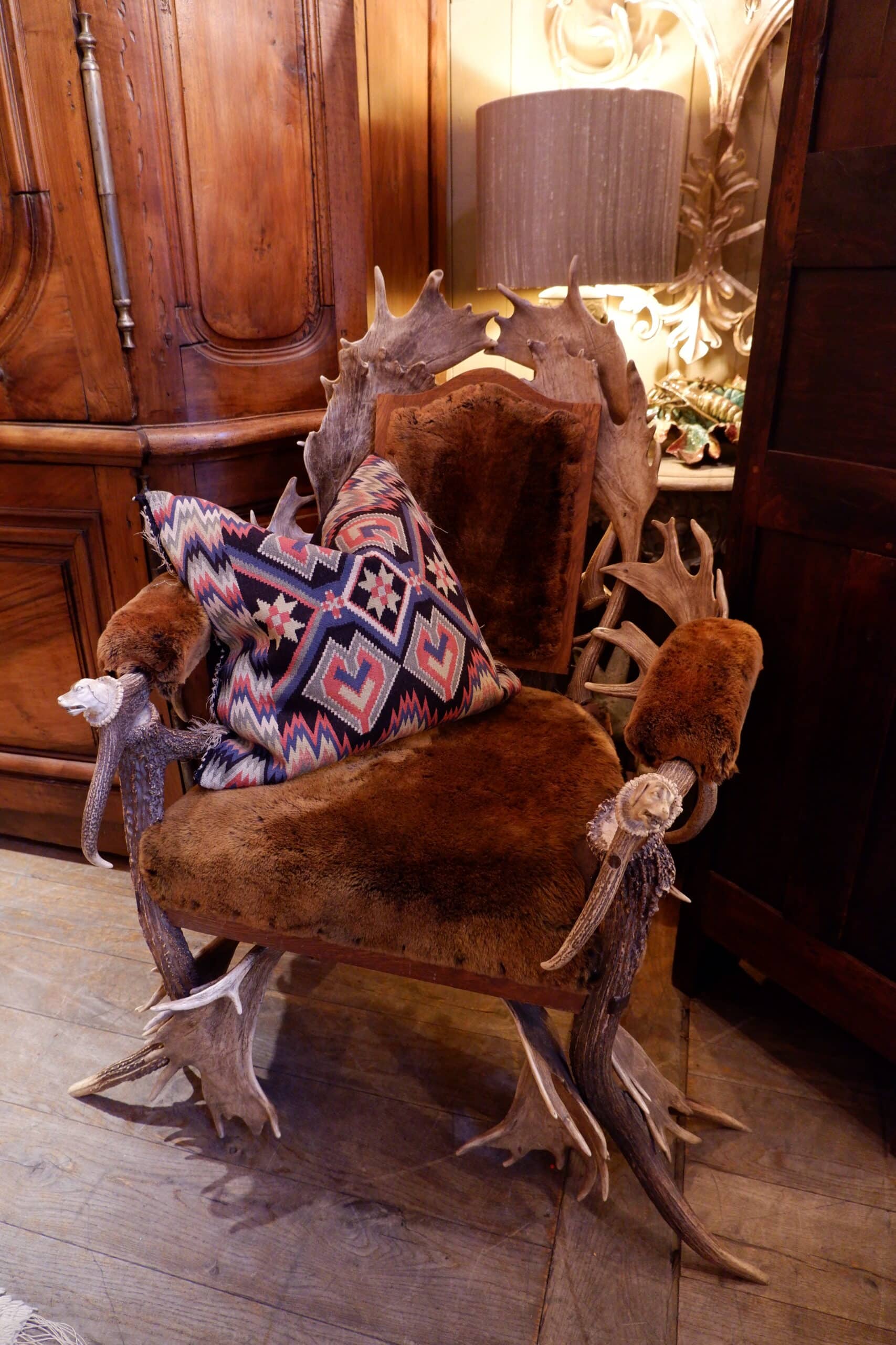Fauteuil sculpture de bois de rennes et d’élan accoudoirs têtes de chiens sculptés assise en mouton ca.1890