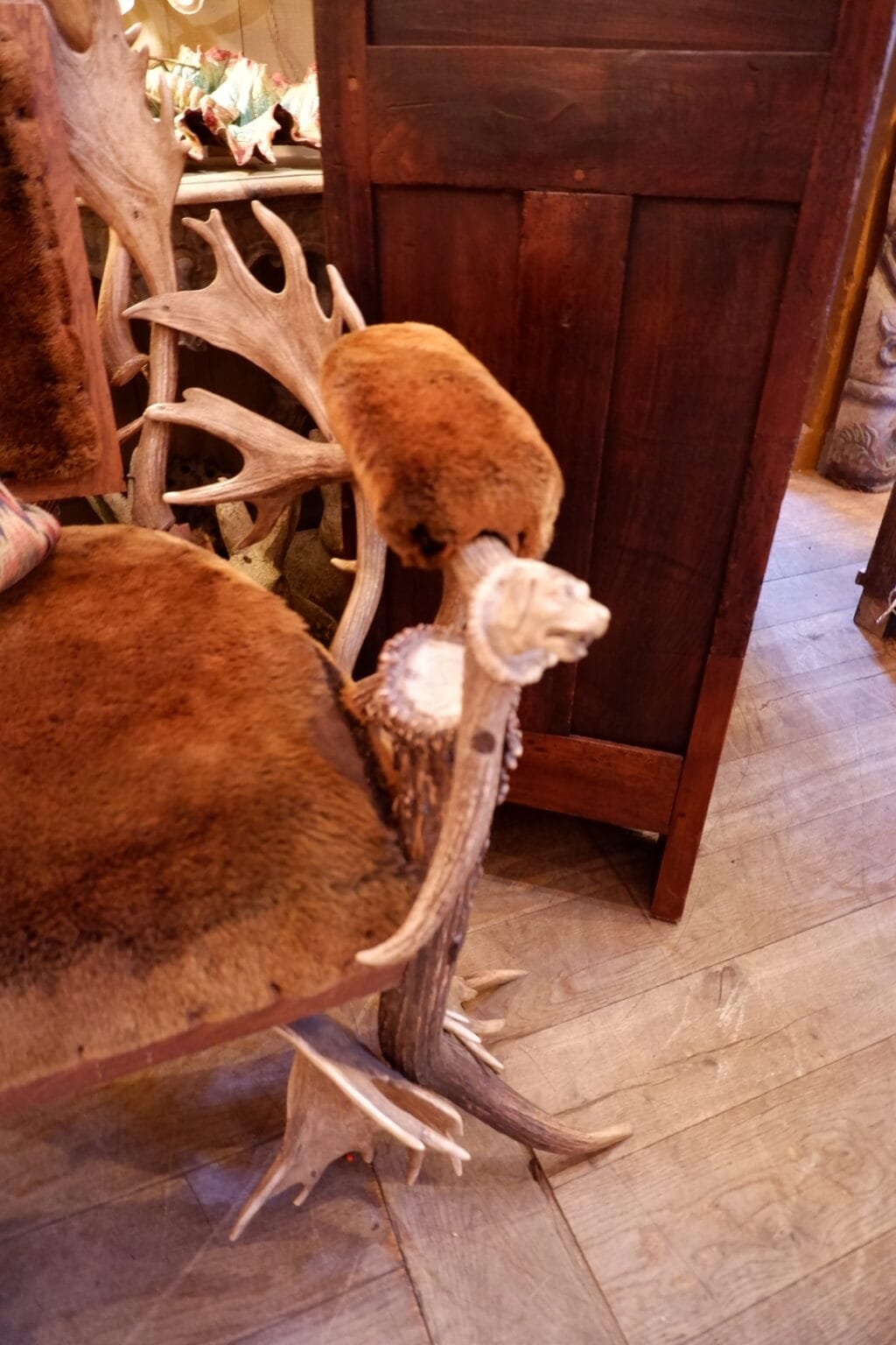 Fauteuil sculpture de bois de rennes et d'élan accoudoirs têtes de chiens sculptés assise en mouton ca.1890 – Image 3