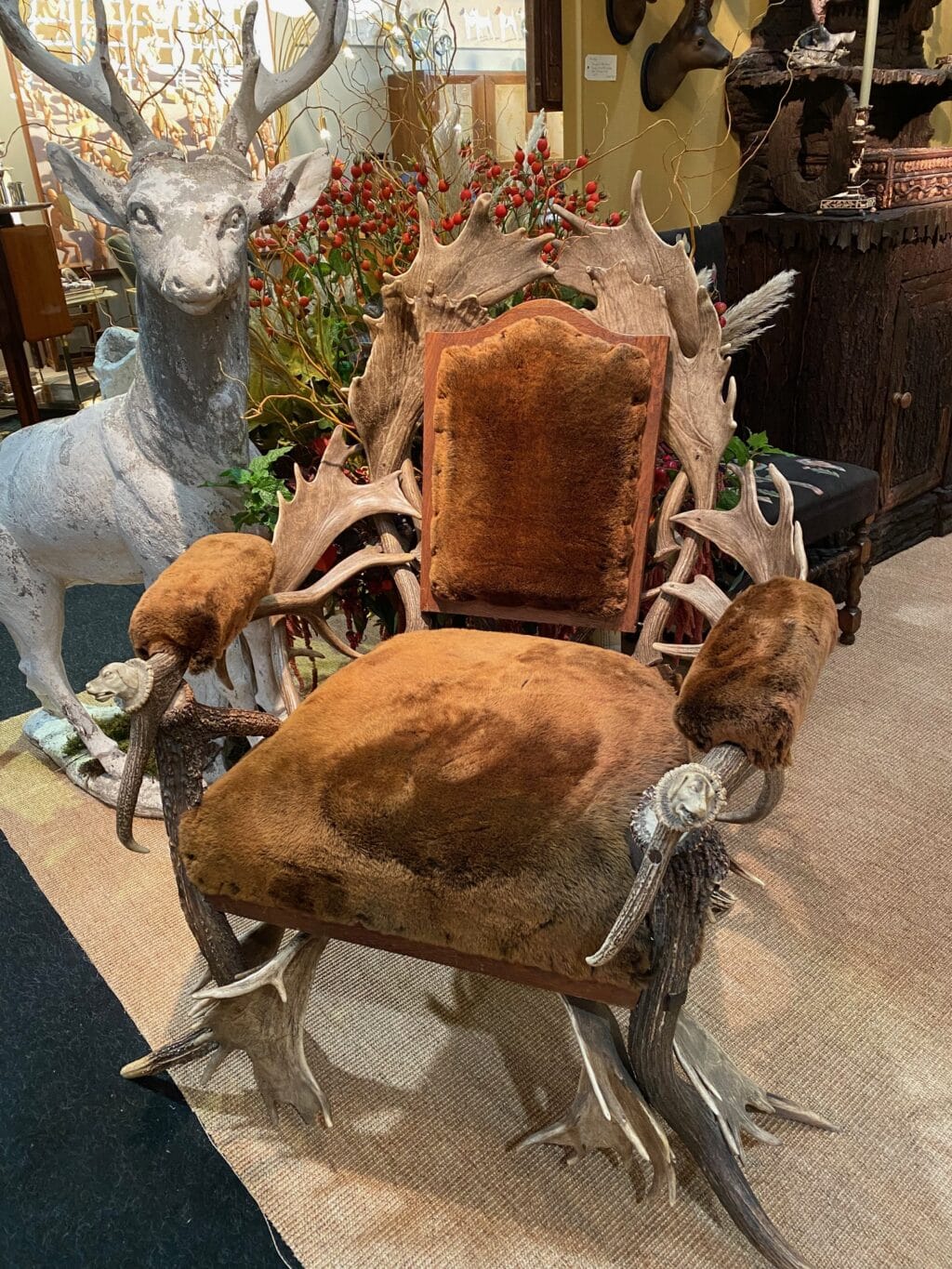 Fauteuil sculpture de bois de rennes et d'élan accoudoirs têtes de chiens sculptés assise en mouton ca.1890 – Image 7