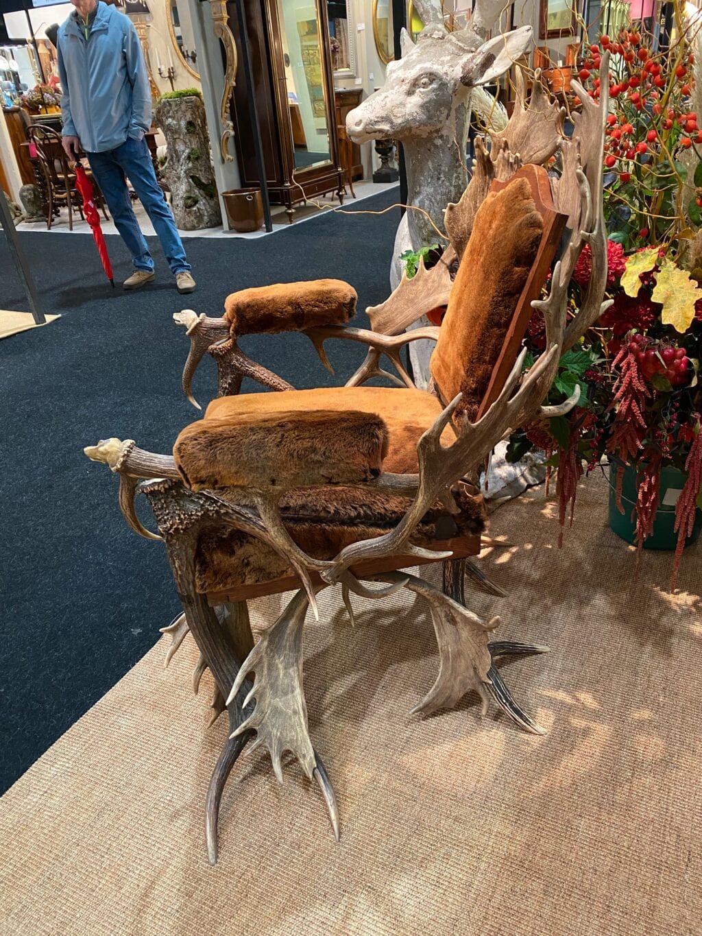 Fauteuil sculpture de bois de rennes et d'élan accoudoirs têtes de chiens sculptés assise en mouton ca.1890 – Image 8
