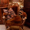 Fauteuil sculpture de bois de rennes et d'élan accoudoirs têtes de chiens sculptés assise en mouton ca.1890 – Image 5
