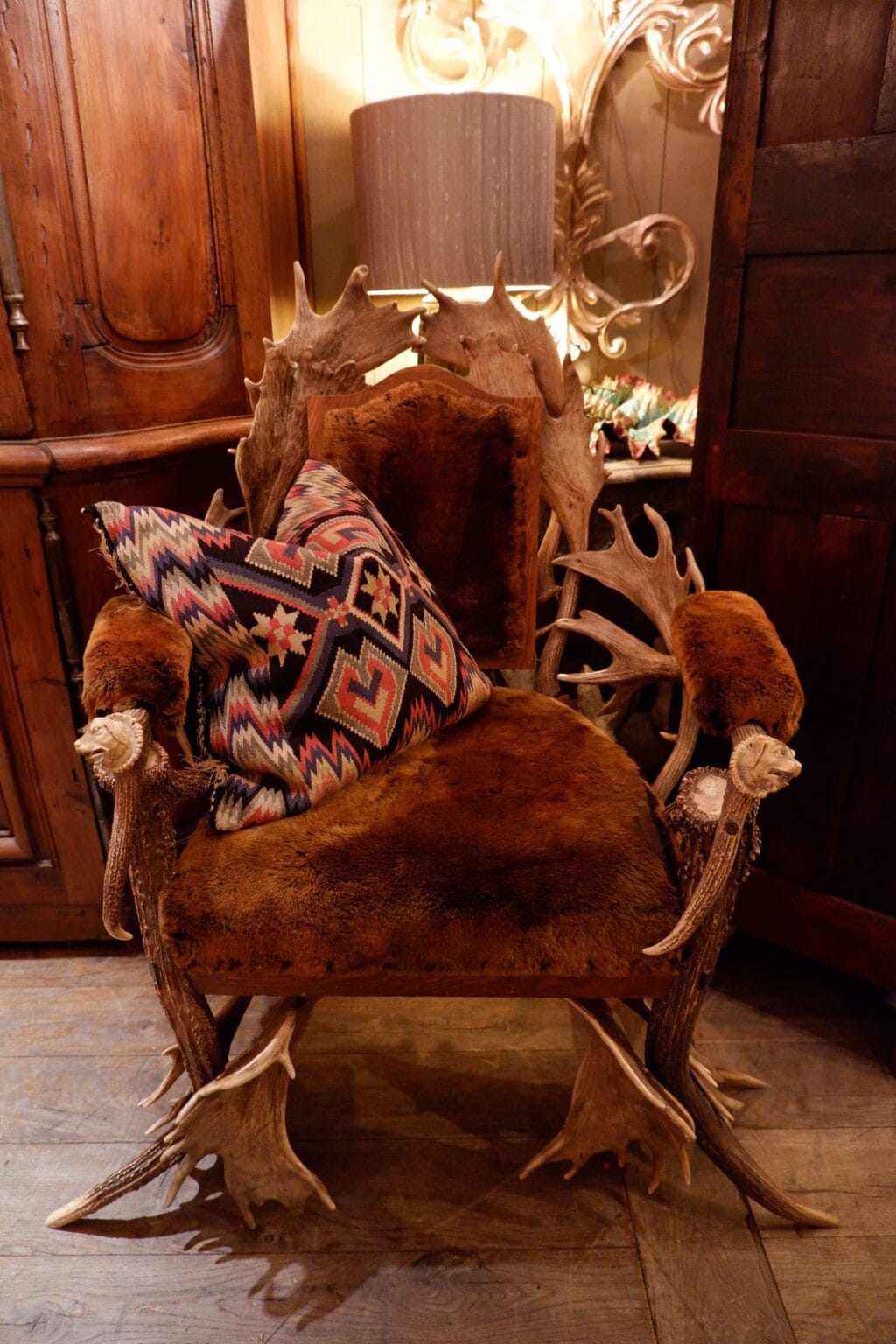 Fauteuil sculpture de bois de rennes et d'élan accoudoirs têtes de chiens sculptés assise en mouton ca.1890 – Image 5