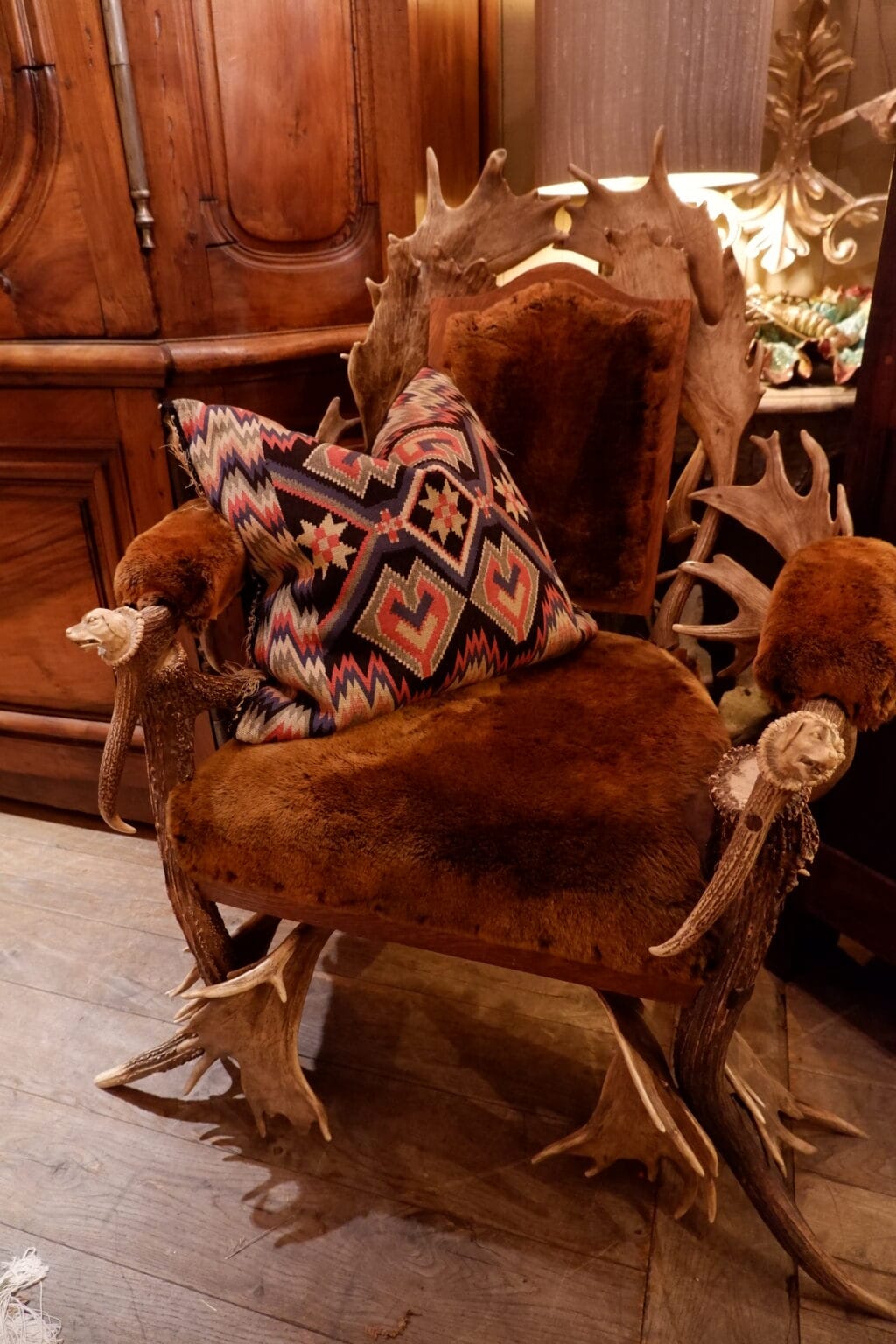 Fauteuil sculpture de bois de rennes et d'élan accoudoirs têtes de chiens sculptés assise en mouton ca.1890 – Image 6
