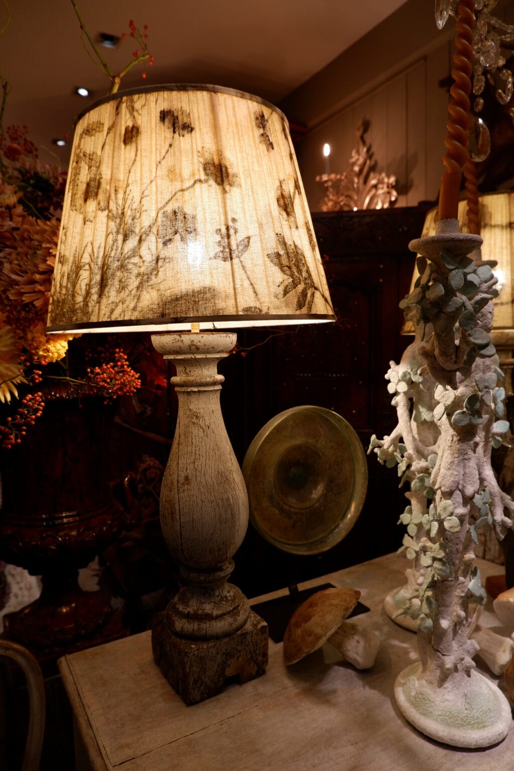 Grande paire de lampes balustres en bois + A/J plissés tissu impression fleurs naturelles – Image 5