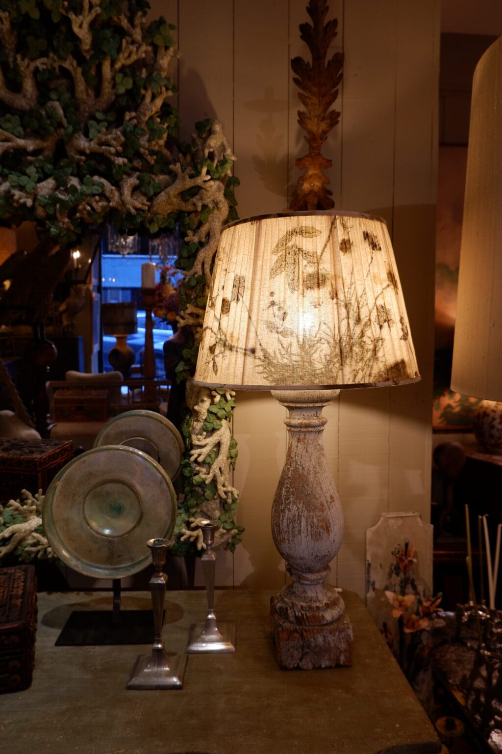 Grande paire de lampes balustres en bois + A/J plissés tissu impression fleurs naturelles – Image 2