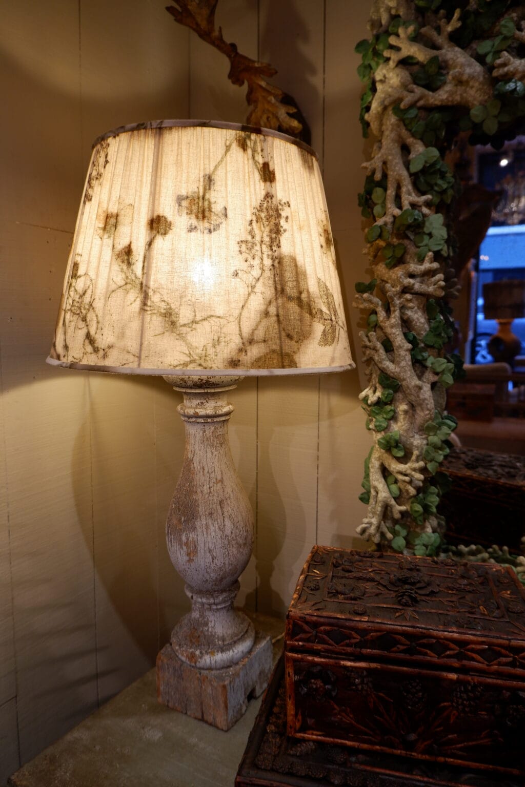 Grande paire de lampes balustres en bois + A/J plissés tissu impression fleurs naturelles – Image 3