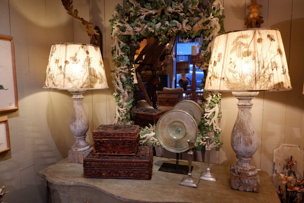 Grande paire de lampes balustres en bois + A/J plissés tissu impression fleurs naturelles
