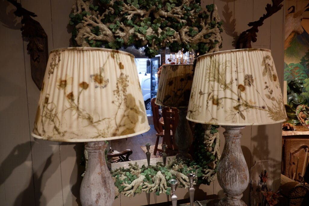 Grande paire de lampes balustres en bois + A/J plissés tissu impression fleurs naturelles – Image 6