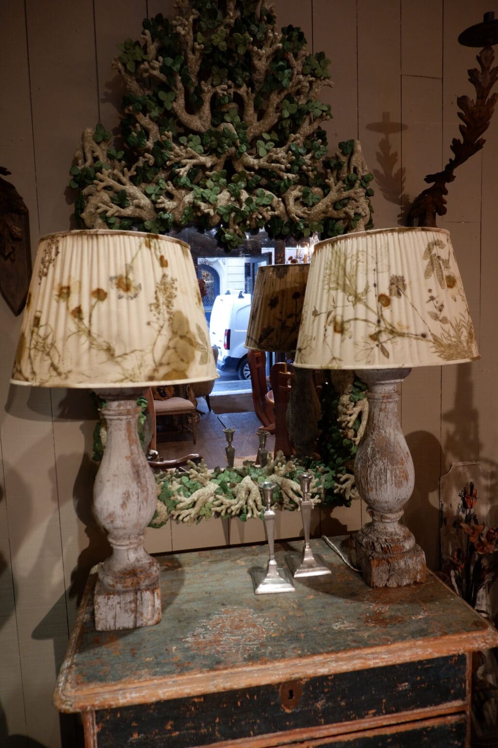 Grande paire de lampes balustres en bois + A/J plissés tissu impression fleurs naturelles – Image 4