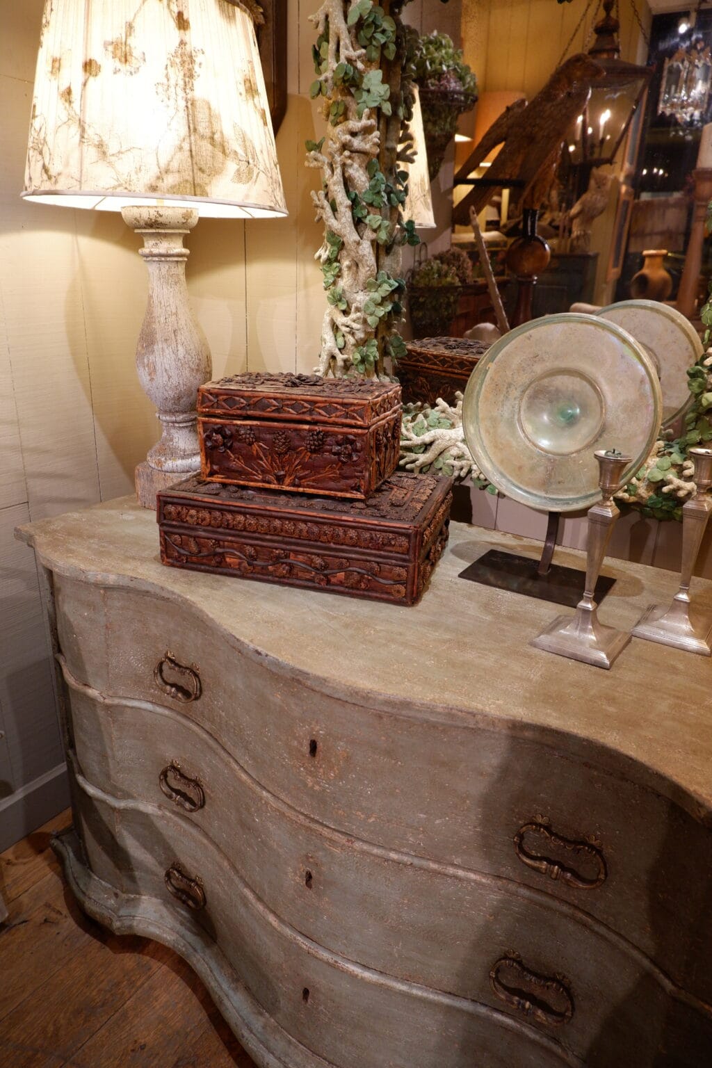 Très grande commode double galbe patine bleu pâle XIXe – Image 9