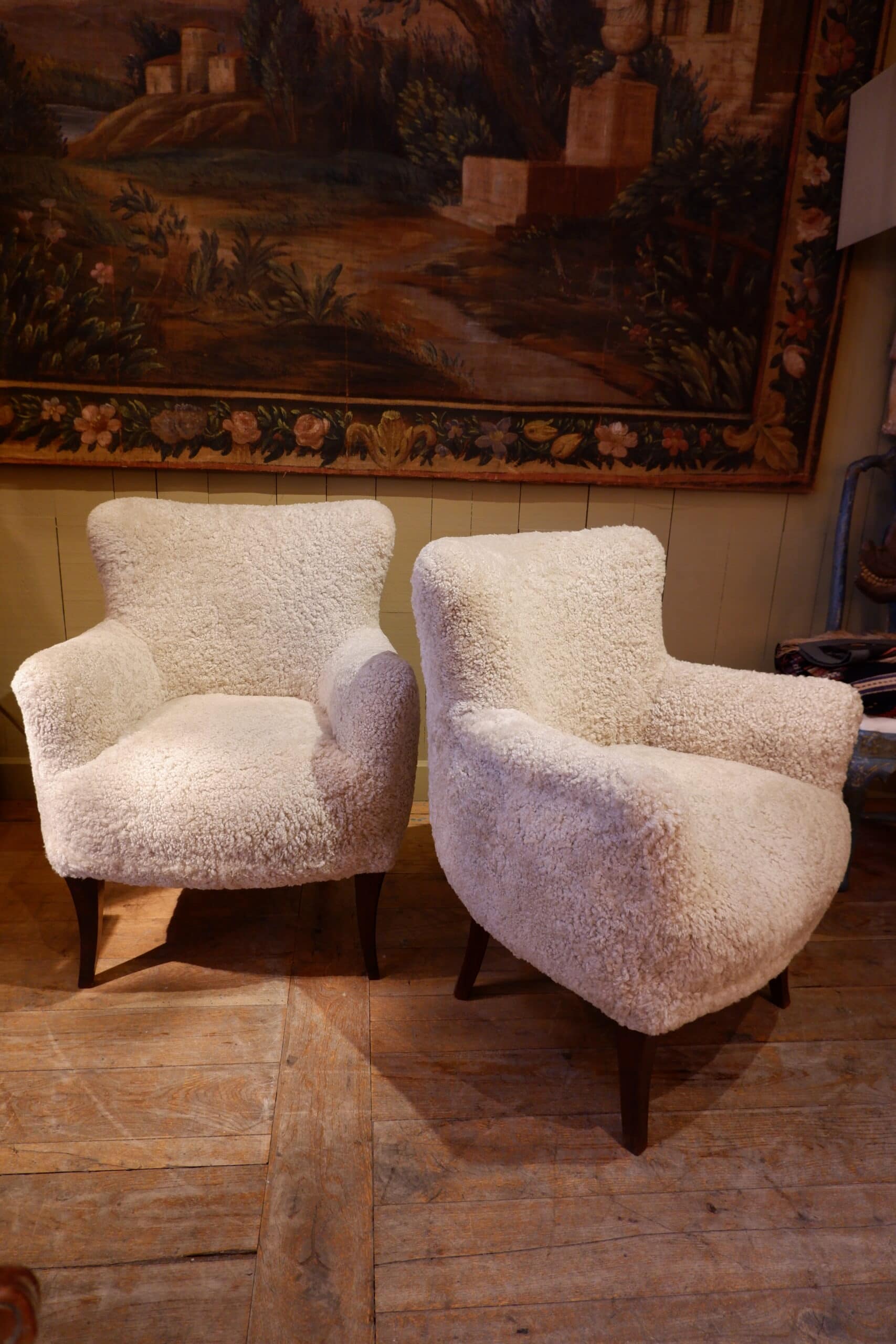 Paire de fauteuils recouverts de mouton beige sable – Suède ca.1950