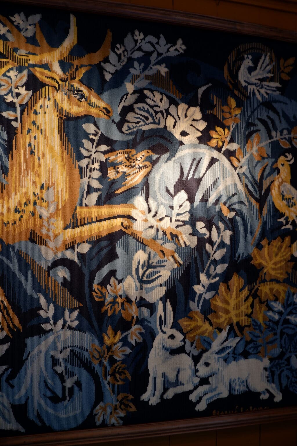 Large framed Aubusson tapestry &quot;Deer in the Forest on a Blue Background&quot; - ca.1980 - Image 3