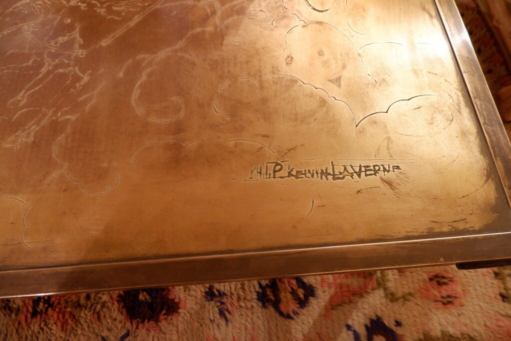 Table basse de Philip & Kelvin LAVERNE en laiton et bronze à décor gravé de "Poséidon sur son char marin " ca.1960 – Image 2