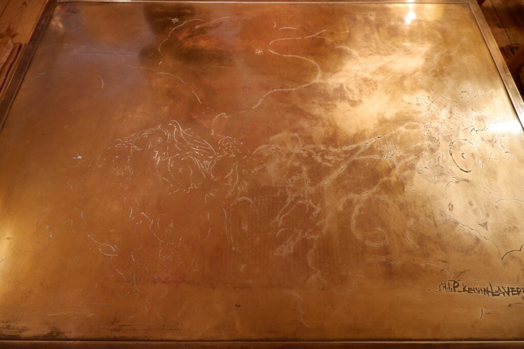 Table basse de Philip & Kelvin LAVERNE en laiton et bronze à décor gravé de "Poséidon sur son char marin " ca.1960 – Image 4