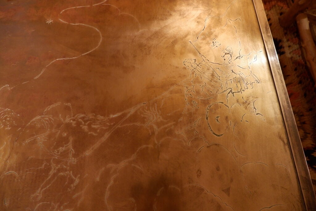 Table basse de Philip & Kelvin LAVERNE en laiton et bronze à décor gravé de "Poséidon sur son char marin " ca.1960 – Image 3