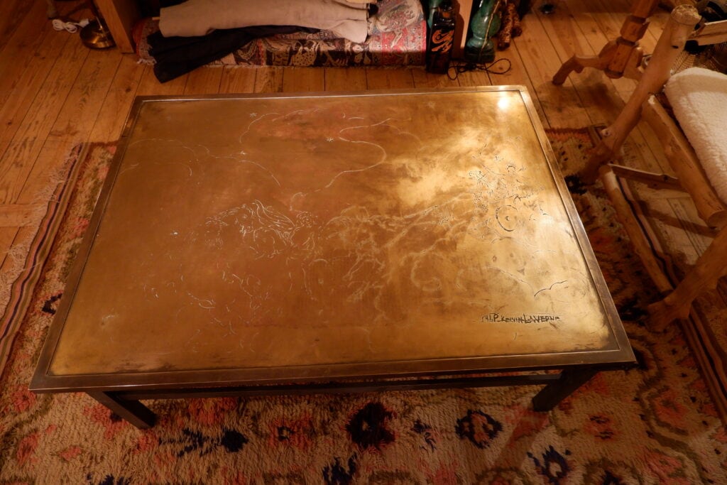 Table basse de Philip & Kelvin LAVERNE en laiton et bronze à décor gravé de "Poséidon sur son char marin " ca.1960 – Image 6
