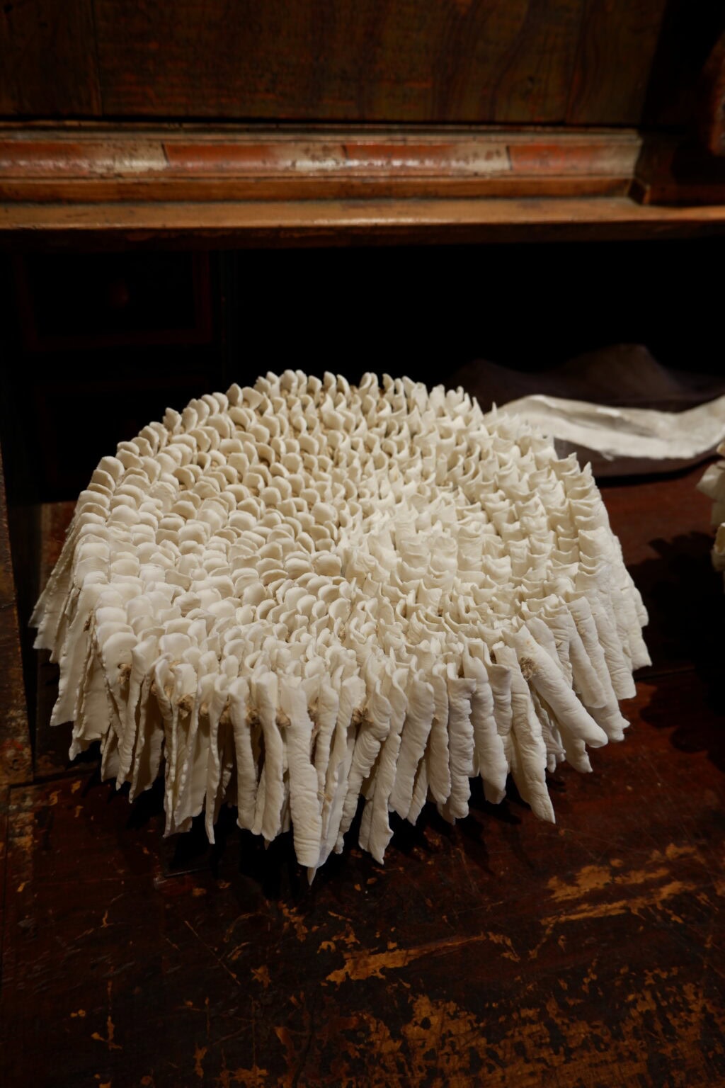 Sculptures en biscuit de porcelaine et chanvre par B. Vallet ca.2025 – Image 2