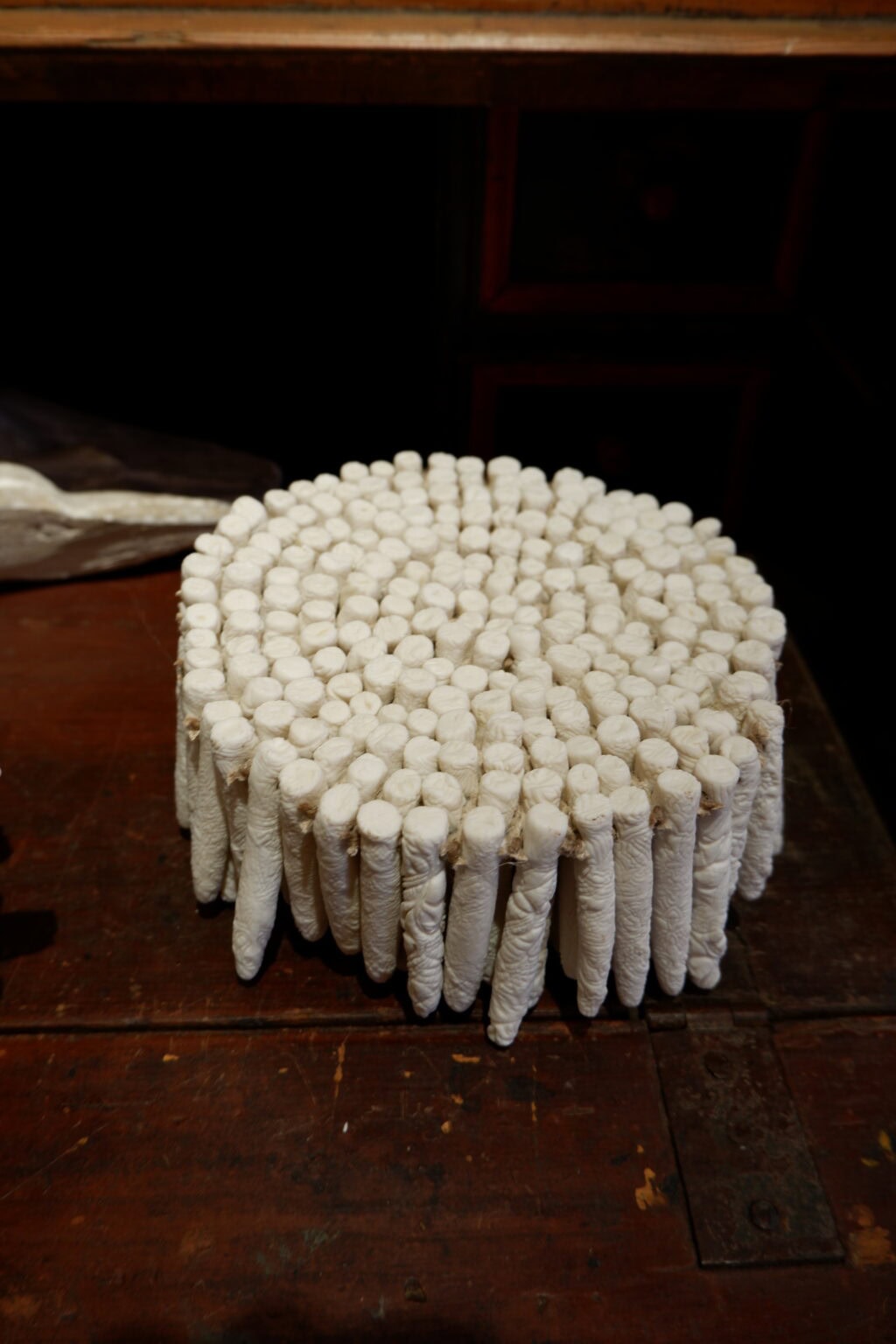 Sculptures en biscuit de porcelaine et chanvre par B. Vallet ca.2025 – Image 3