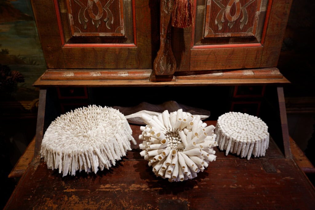 Sculptures en biscuit de porcelaine et chanvre par B. Vallet ca.2025 – Image 4