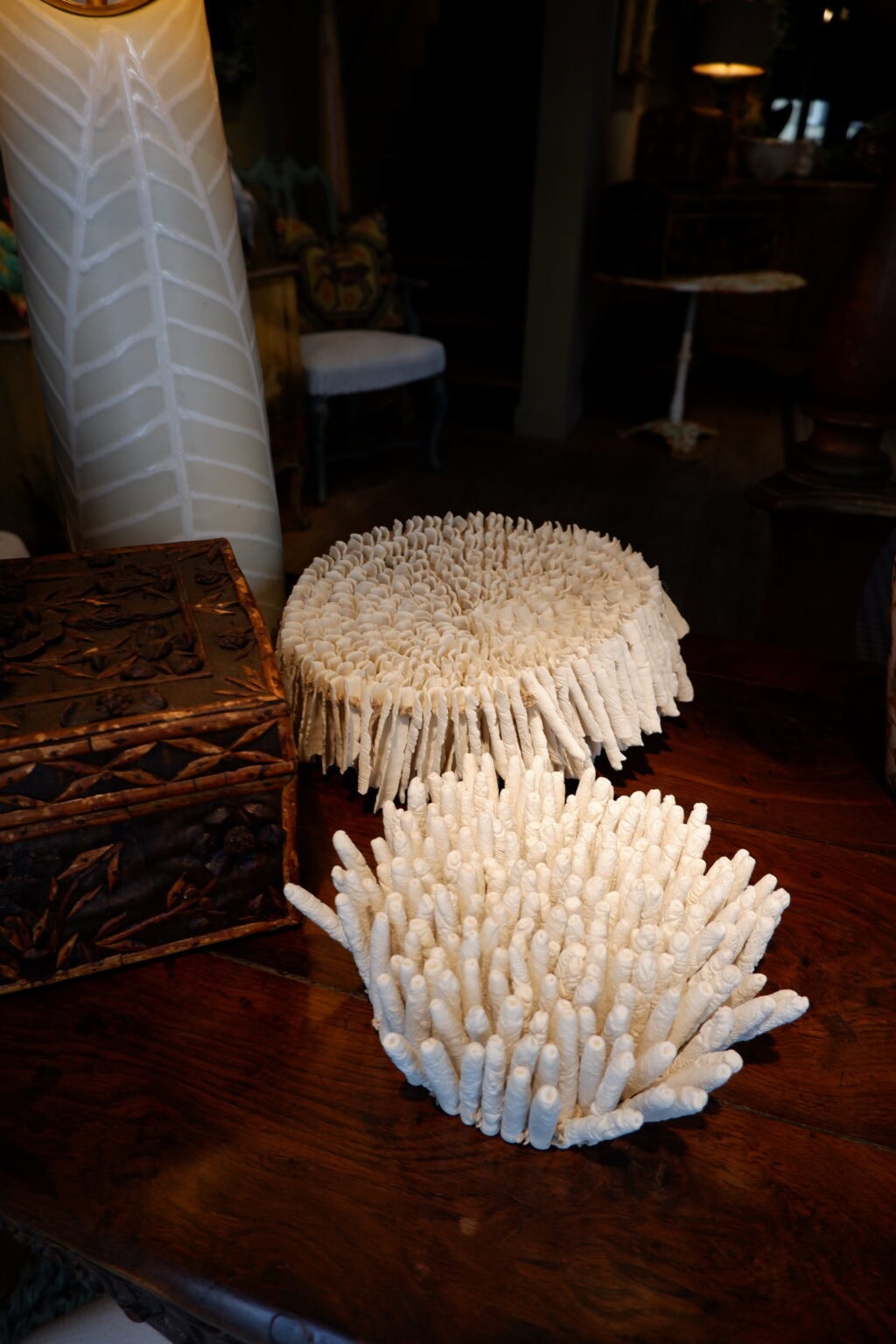 Sculptures en biscuit de porcelaine et chanvre par B. Vallet ca.2025 – Image 6
