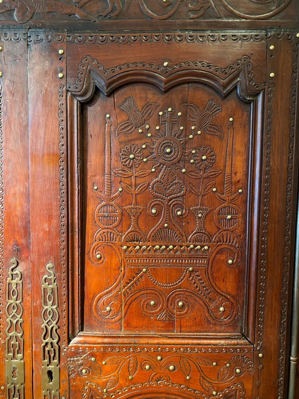 Rare armoire en châtaignier décor sculpté rehaussé de clous en laiton - Fin XVIIIe – Image 8