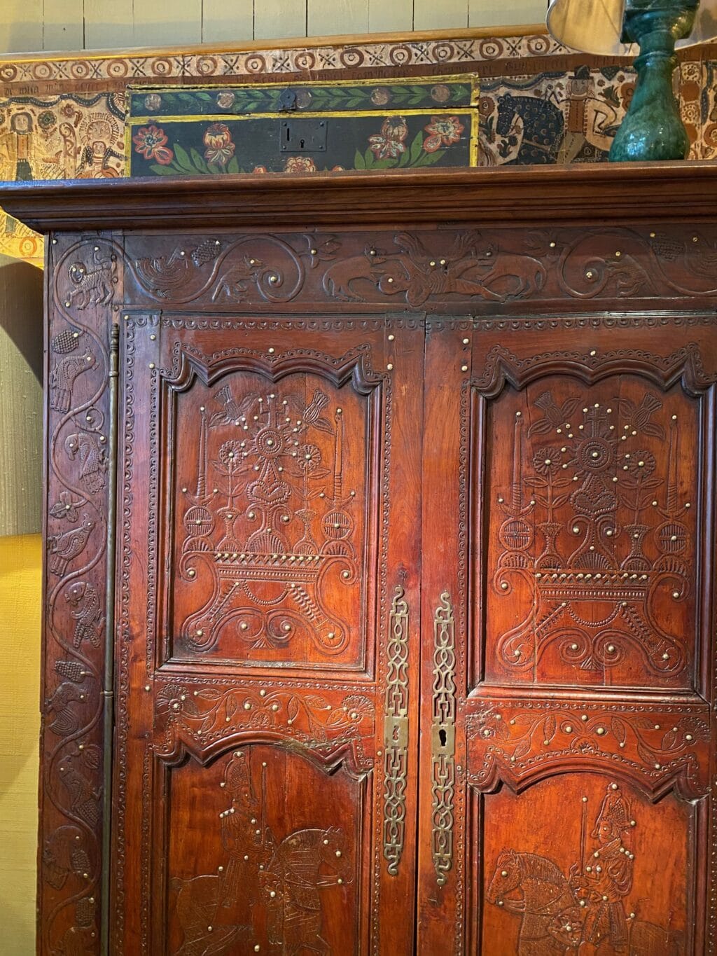 Rare armoire en châtaignier décor sculpté rehaussé de clous en laiton - Fin XVIIIe – Image 5