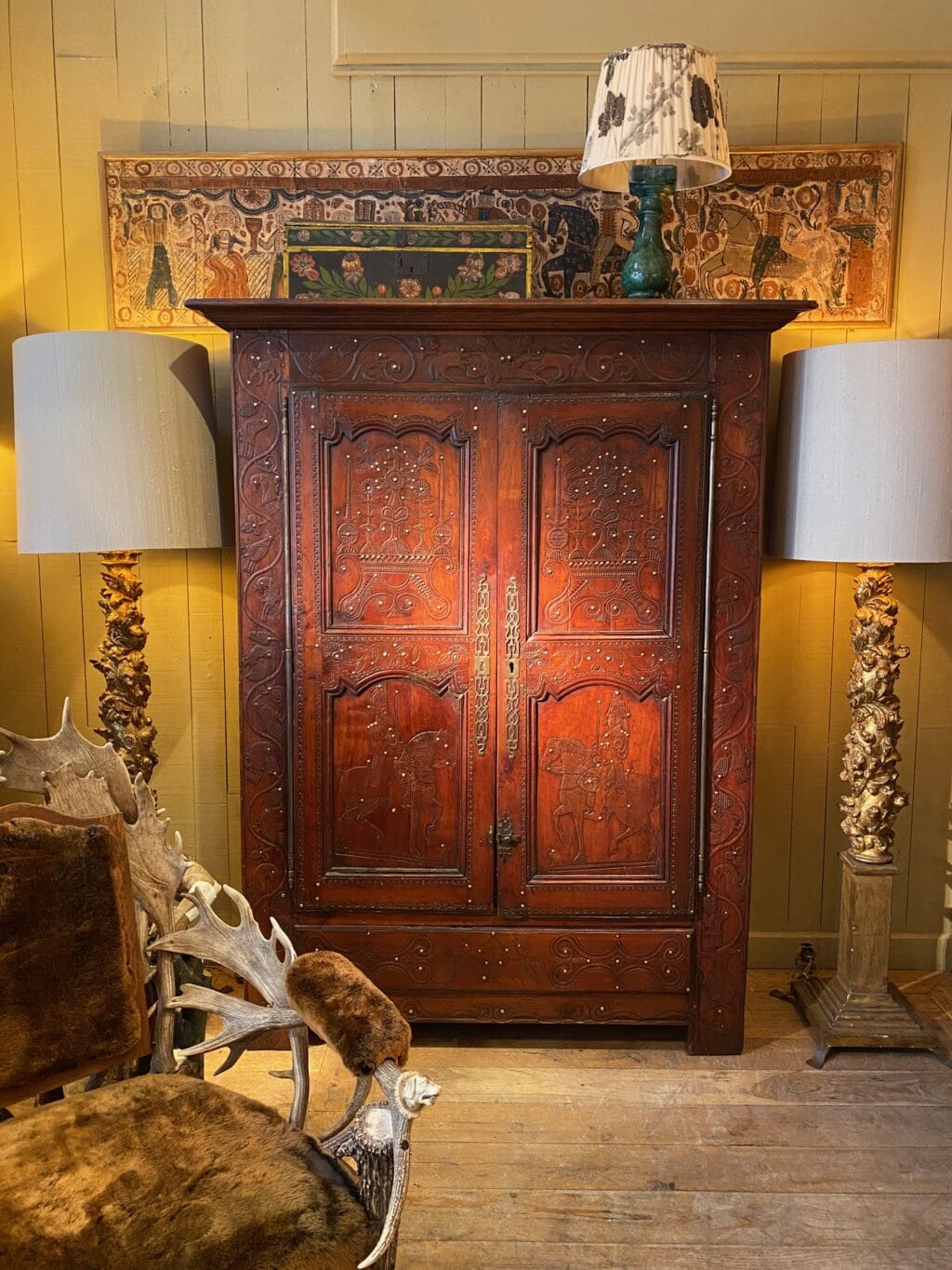 Rare armoire en châtaignier décor sculpté rehaussé de clous en laiton - Fin XVIIIe – Image 4