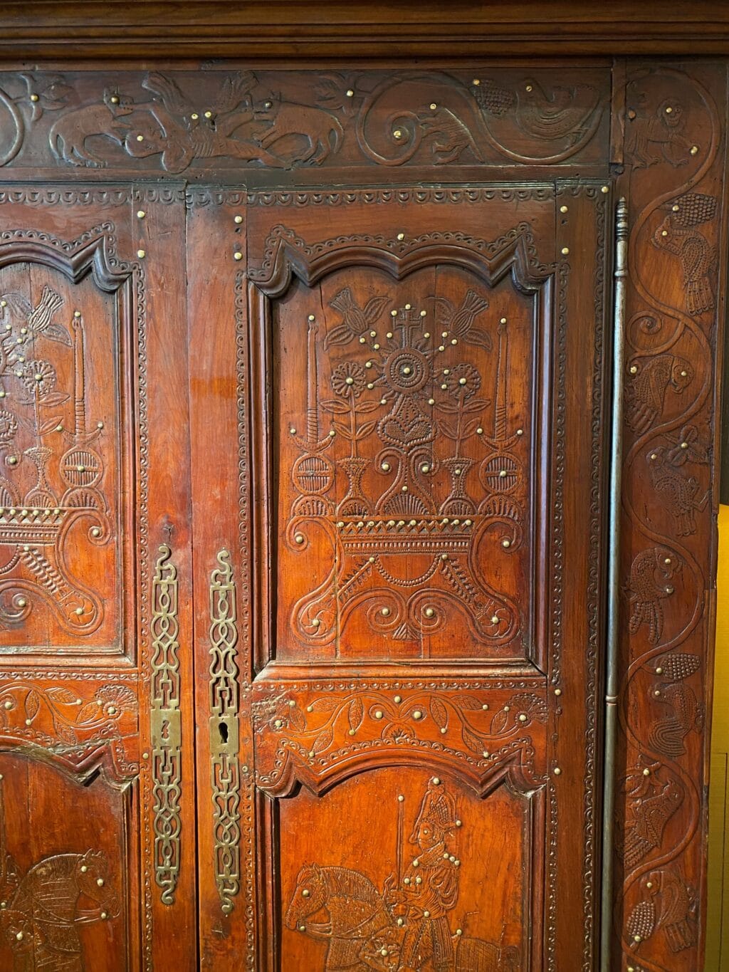 Rare armoire en châtaignier décor sculpté rehaussé de clous en laiton - Fin XVIIIe – Image 12