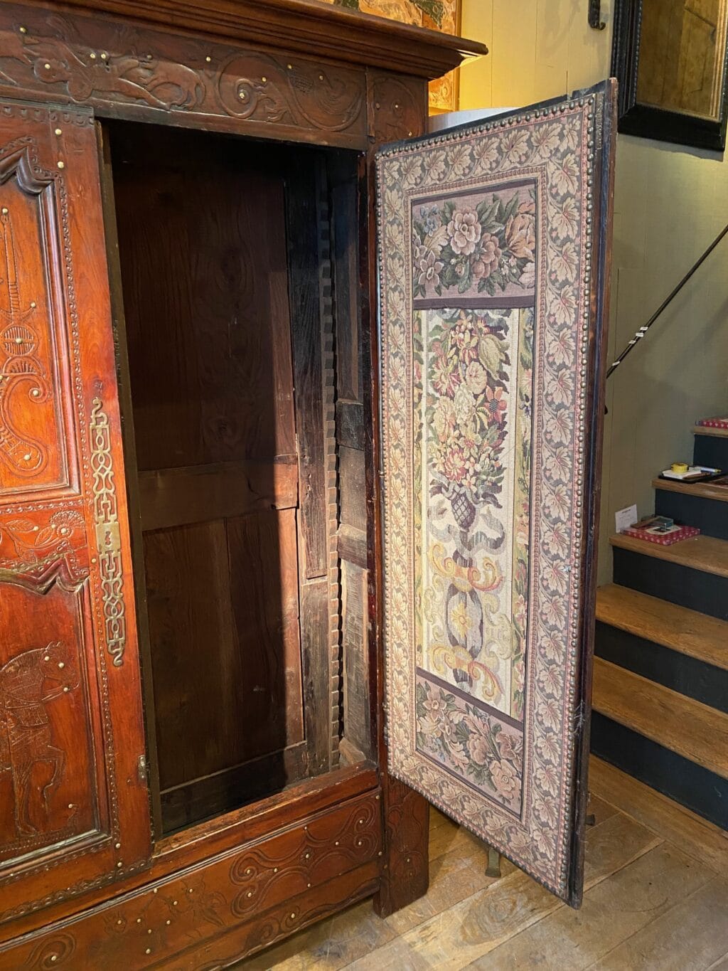 Rare armoire en châtaignier décor sculpté rehaussé de clous en laiton - Fin XVIIIe – Image 11