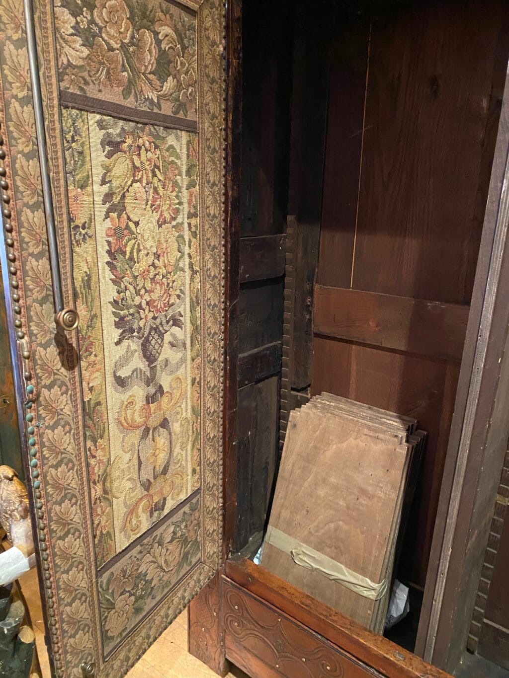 Rare armoire en châtaignier décor sculpté rehaussé de clous en laiton - Fin XVIIIe – Image 10