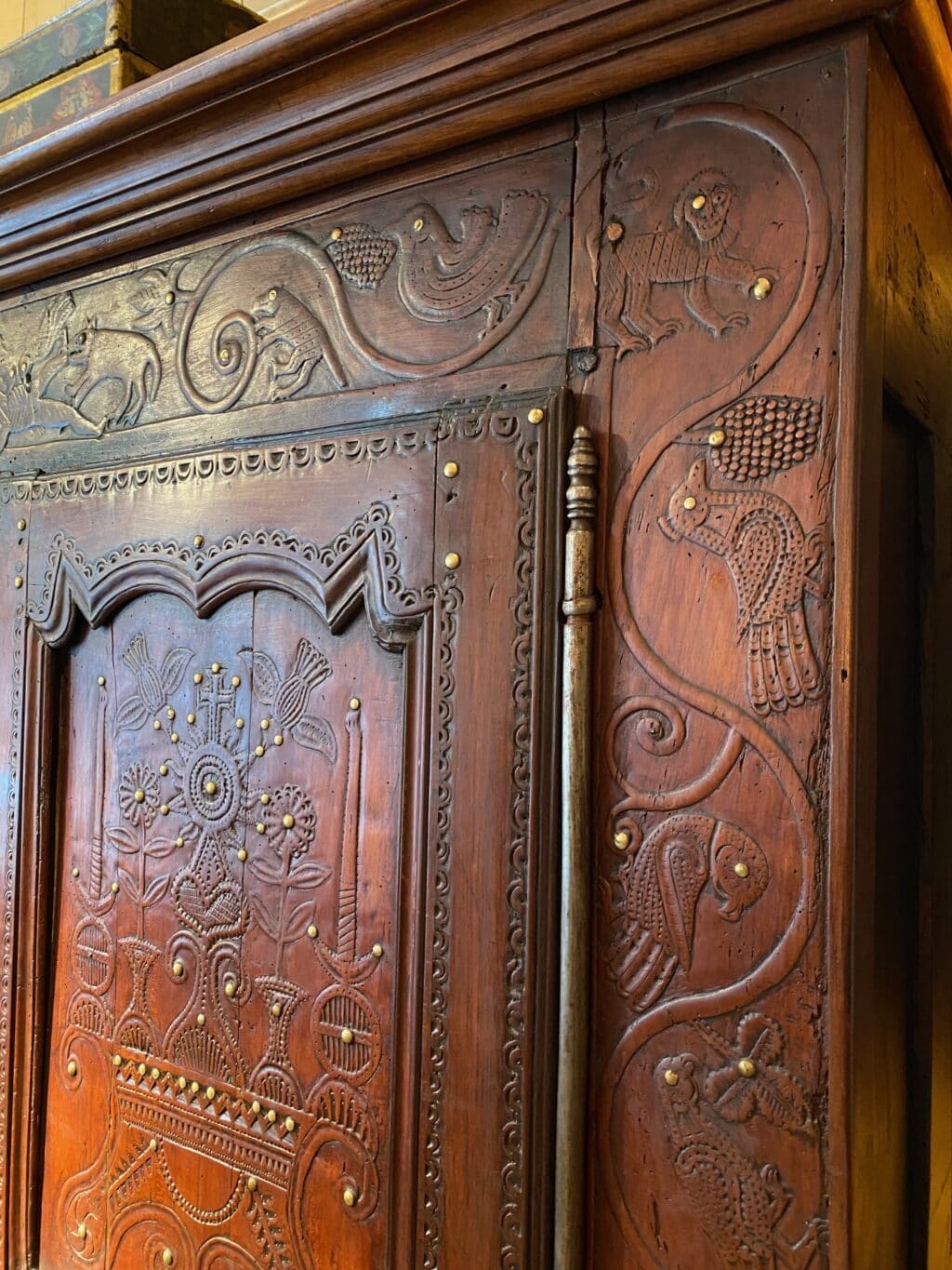 Rare armoire en châtaignier décor sculpté rehaussé de clous en laiton - Fin XVIIIe – Image 9