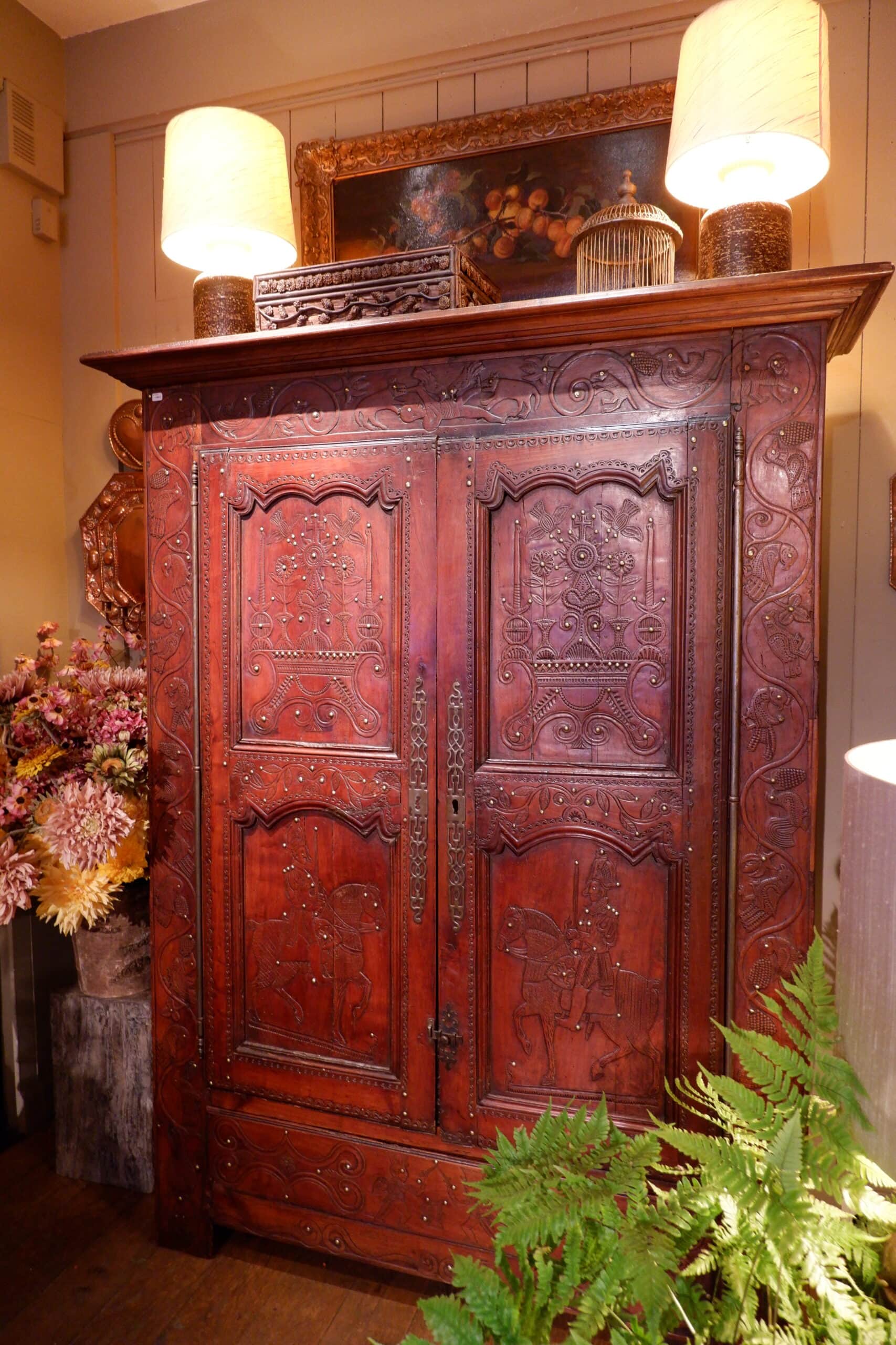 Rare armoire en châtaignier décor sculpté rehaussé de clous en laiton – Fin XVIIIe