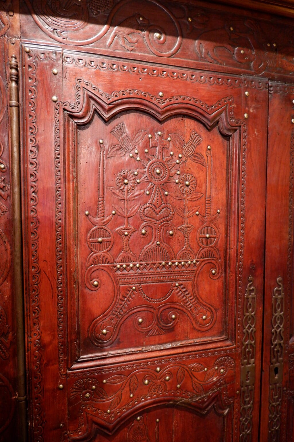 Rare armoire en châtaignier décor sculpté rehaussé de clous en laiton - Fin XVIIIe – Image 6