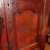 Rare armoire en châtaignier décor sculpté rehaussé de clous en laiton - Fin XVIIIe – Image 7