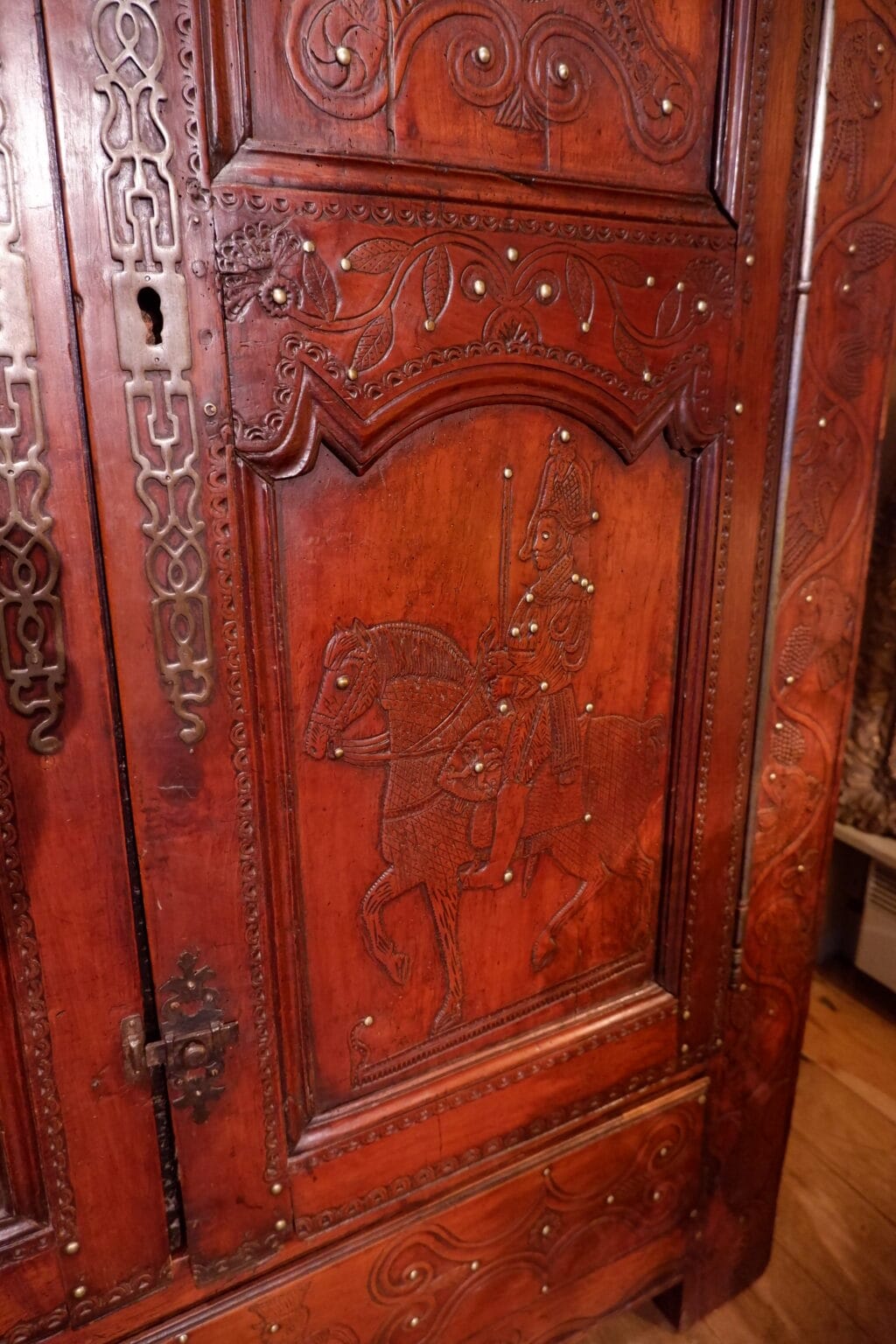 Rare armoire en châtaignier décor sculpté rehaussé de clous en laiton - Fin XVIIIe – Image 7