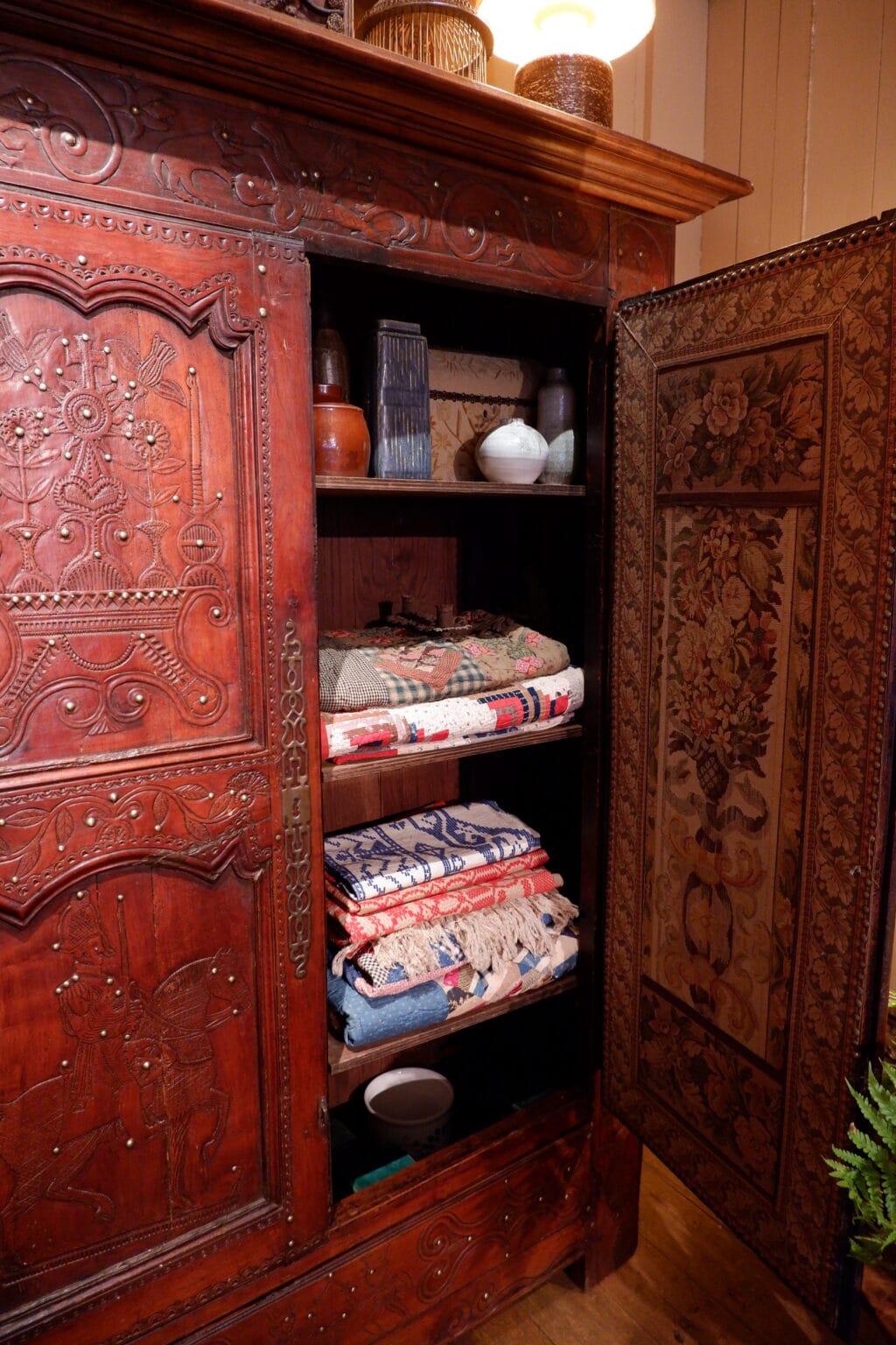 Rare armoire en châtaignier décor sculpté rehaussé de clous en laiton - Fin XVIIIe – Image 3
