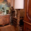 Paire de lampadaires "colonnes baroques" XVIIIe en bois sculpté & feuille d'or + A/J soie champagne – Image 7