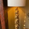 Paire de lampadaires "colonnes baroques" XVIIIe en bois sculpté & feuille d'or + A/J soie champagne – Image 4