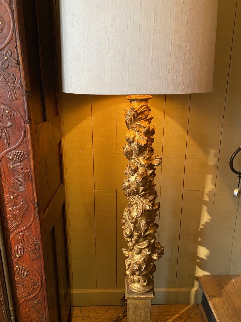 Paire de lampadaires "colonnes baroques" XVIIIe en bois sculpté & feuille d'or + A/J soie champagne – Image 4