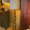 Paire de lampadaires "colonnes baroques" XVIIIe en bois sculpté & feuille d'or + A/J soie champagne – Image 6