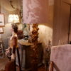 Paire de lampadaires "colonnes baroques" XVIIIe en bois sculpté & feuille d'or + A/J soie champagne – Image 10