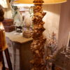 Paire de lampadaires "colonnes baroques" XVIIIe en bois sculpté & feuille d'or + A/J soie champagne – Image 9