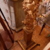 Paire de lampadaires "colonnes baroques" XVIIIe en bois sculpté & feuille d'or + A/J soie champagne – Image 14