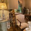 Paire de lampadaires "colonnes baroques" XVIIIe en bois sculpté & feuille d'or + A/J soie champagne – Image 5