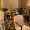 Paire de lampadaires "colonnes baroques" XVIIIe en bois sculpté & feuille d'or + A/J soie champagne – Image 13