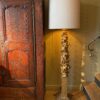 Paire de lampadaires "colonnes baroques" XVIIIe en bois sculpté & feuille d'or + A/J soie champagne